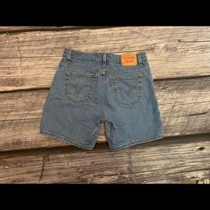 Levi’s 550 size 10 relaxed fit jean shorts